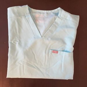 Men’s fig scrub top, three pockets